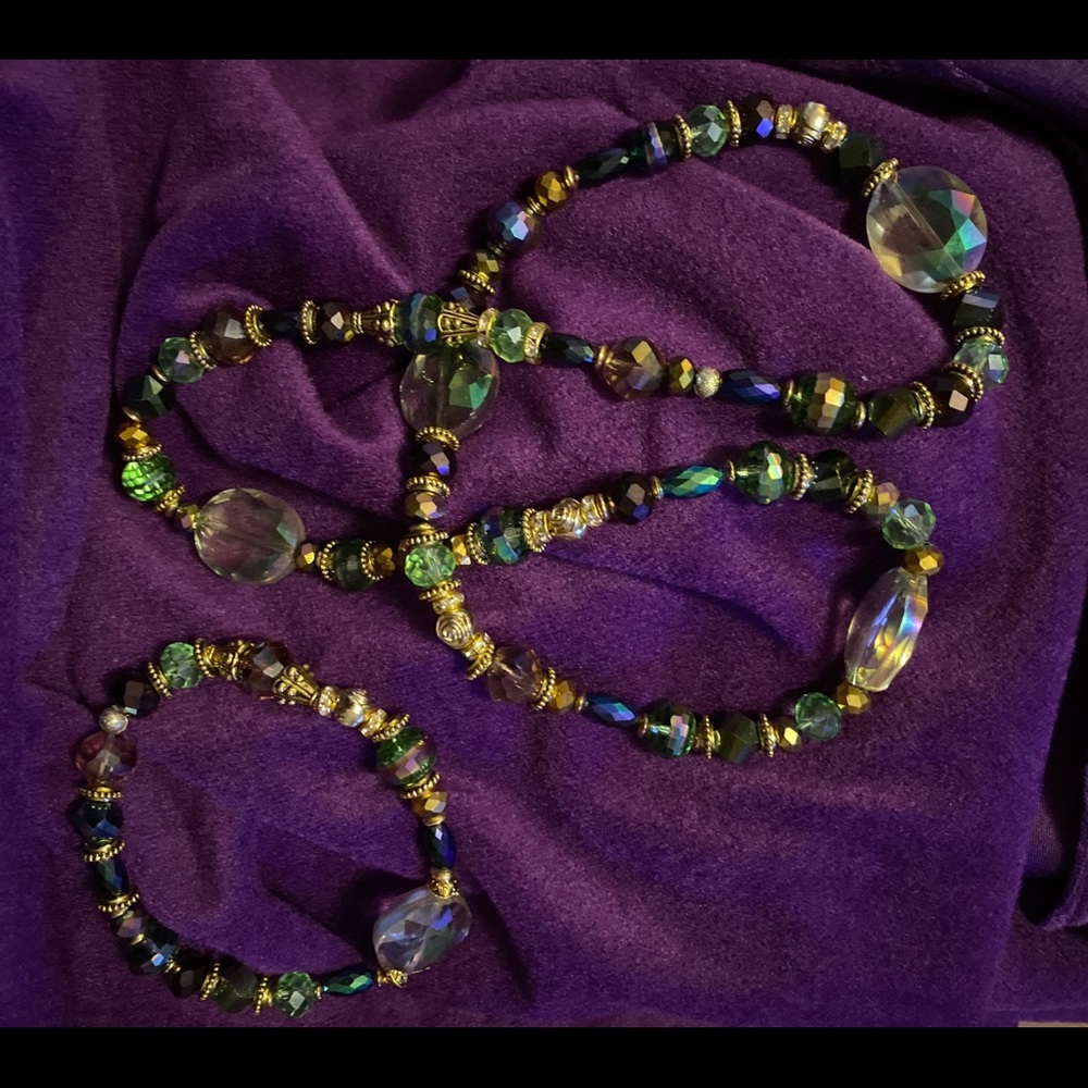 Beautiful crystal necklace & bracelet set